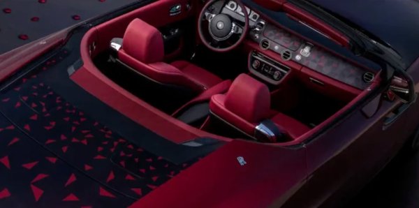 Rolls-Royce La Rose Noire Droptail ес впечатляваща цена от $32 милиона, които ви пожелаваме да можете да дадете за кола. Ако не, пак може да се насладите на аристократа. Само четири от тези шедьоври са на пътя.

Интериорът е истинско изкуство - с наситена червена цветова палитра, вдъхновена от кадифените листенца на розата. Този нюанс, уловен в нюанси на кожа "Mystery" и "True Love", обгръща седалките, панела и дори пода, като създава леко интимна и тежко тузарска атмосфера. Червената кожа има фин меден блясък, който предизвиква естествената перлена текстура на листенцата от роза Black Baccara.

Един от най-впечатляващите елементи на La Rose Noire е сложният паркет в кабината. Извитият панел, предната част и вратите са украсени с 1603 парчета фурнир Black Sycamore. Те са сглобени така, че да имитират падащите розови листенца. Създаването на това произведение на изкуството е отнело почти две години разработка и девет месеца работа на само майстор.

Под капака това чудо запазва мощността, характерна за Rolls-Royce. Въпреки че специфичните детайли на двигателя не са основният акцент тук, La Rose Noire Droptail не е слаб. Тази кола, пардон,произведение на изкуството, демонстрира несравнимо изящество на изработка и отдаденост към поръчковия лукс.